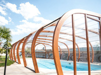 Abri piscine haut en bois avec panneaux ouvrants en polycarbonate traité anti UV sur deux faces