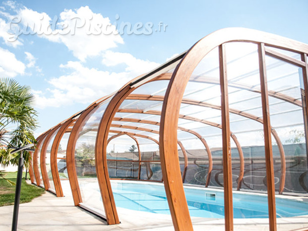 Abri piscine haut en bois avec panneaux ouvrants en polycarbonate traité anti UV sur deux faces
