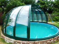Abri piscine rond en alu et polycarbonate ouvrant à 180° apte aussi à piscine hors sol