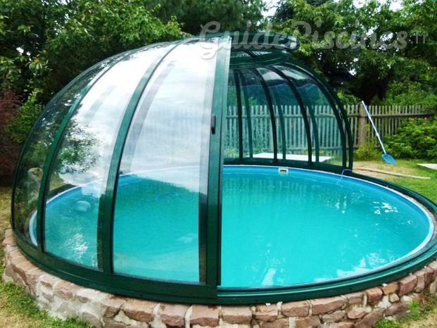 Abri piscine rond en alu et polycarbonate ouvrant à 180° apte aussi à piscine hors sol