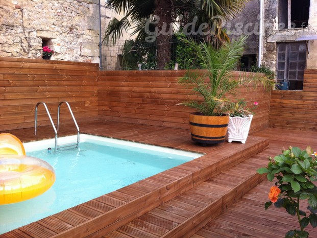 Petite piscine dans cour intérieure + terrasse + bardage