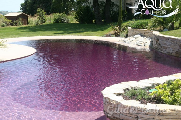 Parez la piscine de vos clients de mille couleurs en optant pour la coloration de l'eau du bassin !