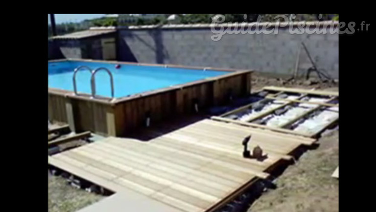 Montage d'une piscine en bois rectangulaire