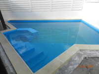 piscine design avec balneo membrane bleu roi
